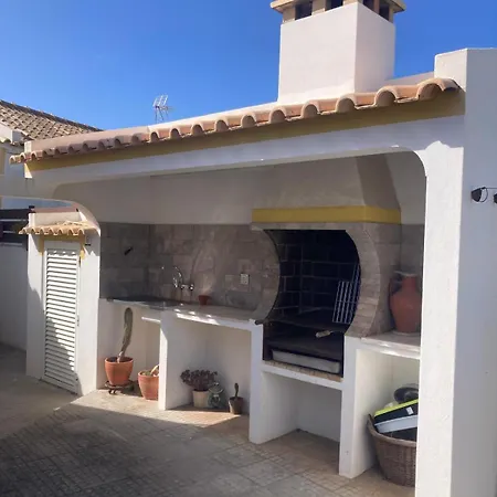 Hébergement de vacances Spacious House In With Private Patio & Bbq *