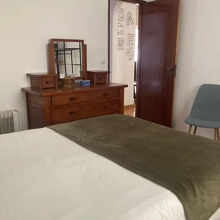 Hébergement de vacances Spacious House In With Private Patio & Bbq *